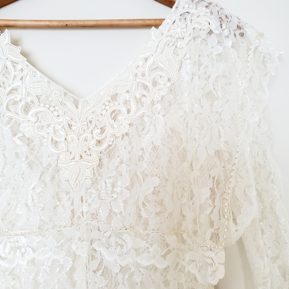Vintage white lace sheer wedding dress - Picture 5 of 10